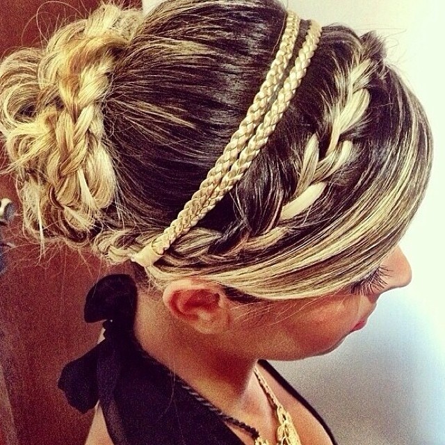O couro metalizado dá um toque mais sofisticado ao penteado (Foto: Reprodução)