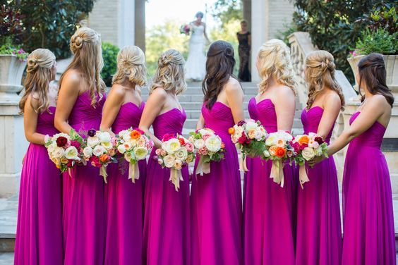 Vestidos idênticos garantem unidade no altar e nas fotos (Foto: Reprodução)