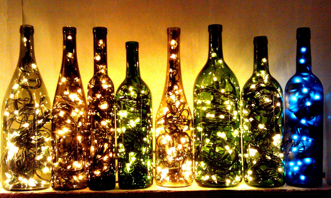 Simples de fazer, as garrafas com pisca-pisca trazem um efeito lindo para a decoração (Foto: Reprodução)
