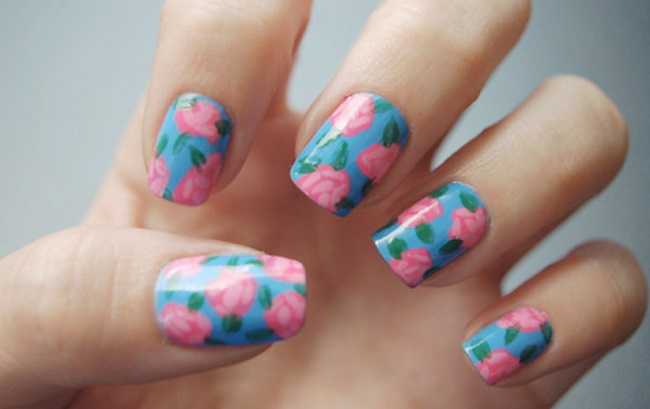 O floral discreto é um bom exemplo do que funciona no nail art (Foto: Reprodução)