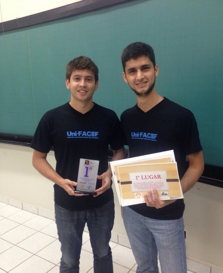 Os estudantes Murilo Urquiza e Lucas Castejon conquistaram o 1º lugar no 2º Prêmio de Tecnologia e Inovação (Foto: Divulgação)