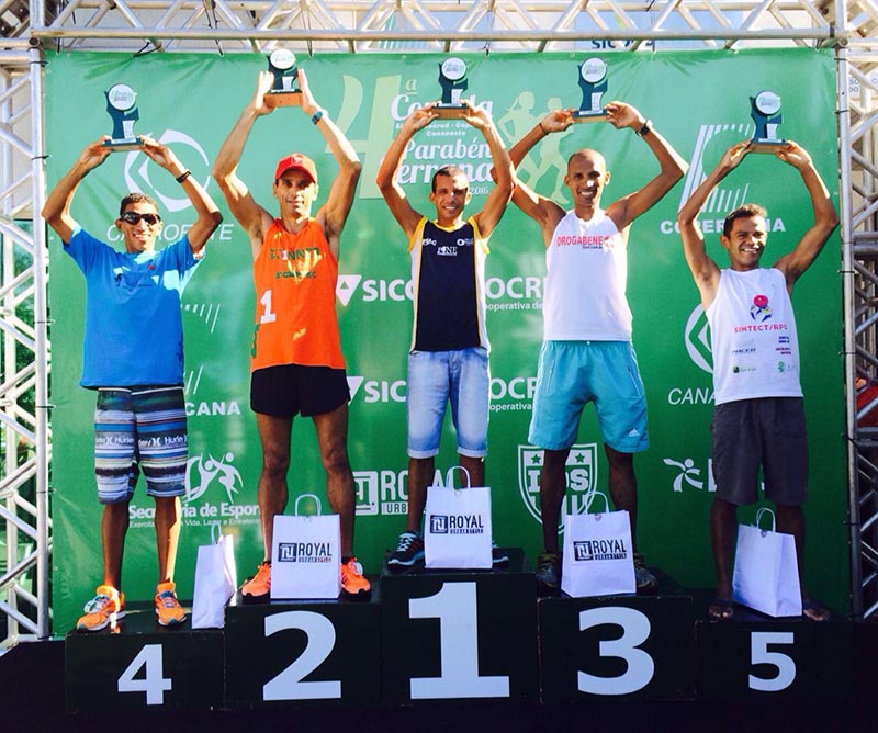 O francano Paulo Cesar de Jesus com troféu de primeiro lugar (foto: Divulgação)