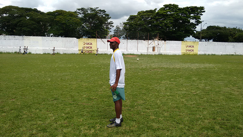 Pelezinho durante treino do sub-15 da Francana (foto: Gil Magela)