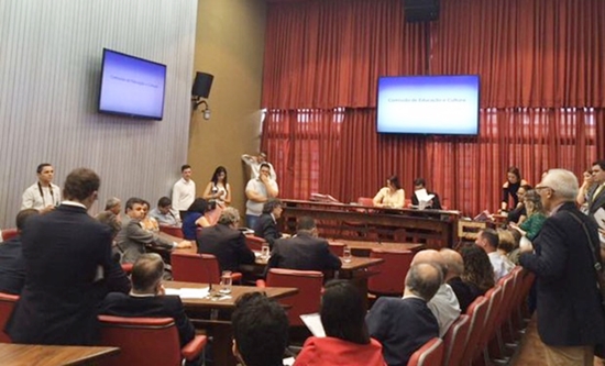 Engler faltou à última reunião da Comissão de Educação 