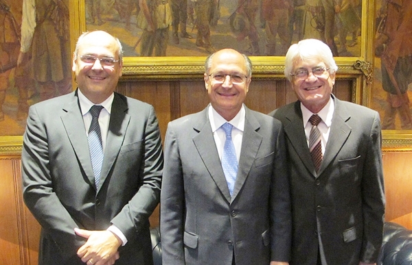 Tucanato sorridente: Alexandre Ferreira, Geraldo Alckmin e Roberto Engler: muitas fotos e poucas verbas (Foto Alesp)