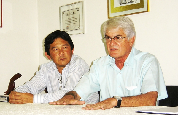Deputado Engler, em 2009, antes das eleições, ao lado do então prefeito de Cristais Paulista, Hélio Kondo, anunciou a duplicação, 
