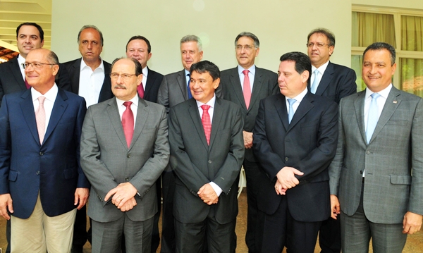 Governadores negociaram novos termos com o Ministro da Fazenda Nelson Barbosa e posaram para foto (Foto Agência Brasil)