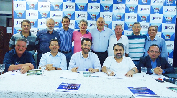 Prefeitos e assessores após eleição do Comam (Foto Circuito Regional)