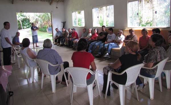 Vergara com os moradores do bairro (Divulgação)