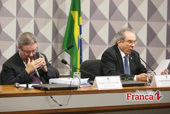 Senadores Antônio Anastasia (relator) e Raimundo Lira (presidente da Comissão), durante a votação