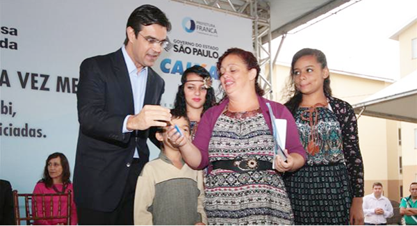 Secretário da Habitação, Rodrigo Garcia, durante entrega de apartamentos do Residencial Rubi, em Franca (Foto HR Multimidia)
