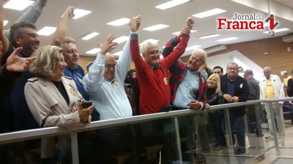 Sidnei e Roberto Engler comemoram vitória sobre o prefeito Alexandre