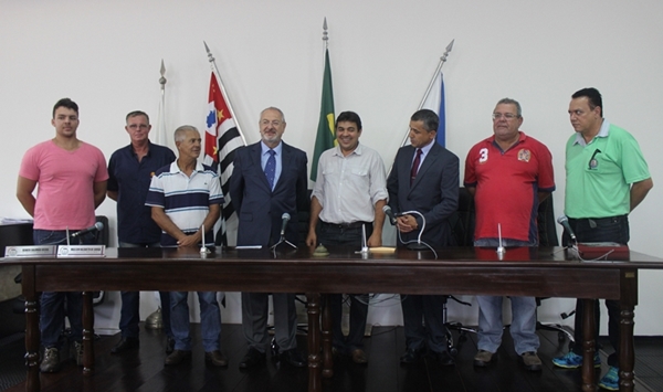 Vereadores, Juiz José Rodrigues Arimatéa e o desembargador Nalini, durante a entrega da honraria (Foto HR Multimídia)