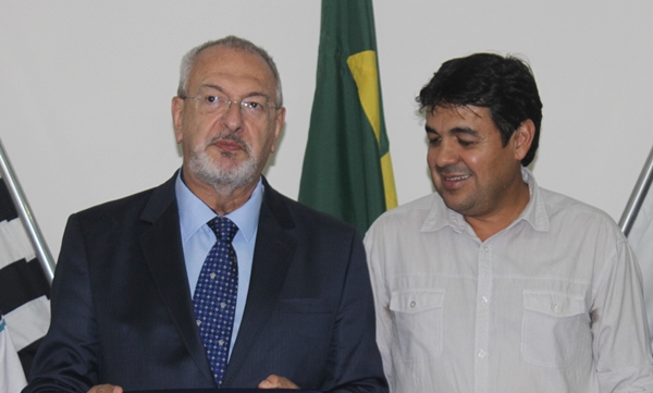 Desembargador José Renato Nalini, presidente do TJ São Paulo, com o presidente da Câmara de Rifaina, vereador Edivaldo Batista Ferreira (Foto HR Multimídia)