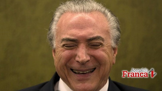Presidente interino, Michel Temer fica feliz com a notícia