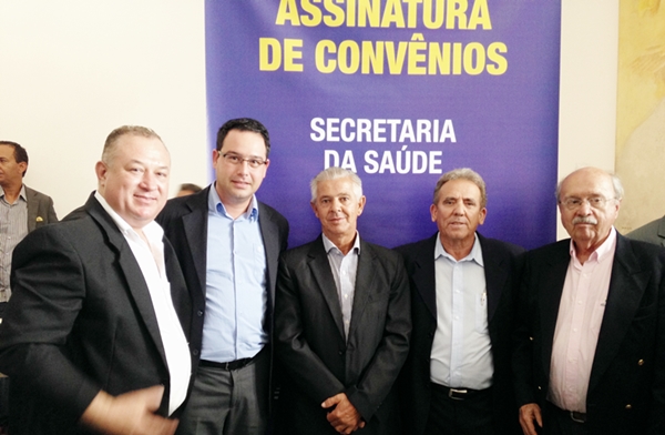 Marcelo Papito (assessor) Vice-Prefeito Cidinho, vereador Tiãozinho e o Prefeito Abrão Bisco com assessor da Secretaria de Saúde do Estado (Foto Governo SP)