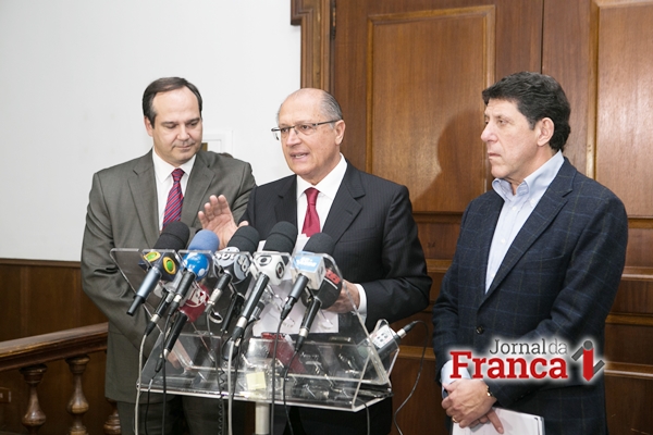 Paulo Hoff, diretor-geral do Icesp, Governador Alckmin e o secretário de Saúde, David Uip