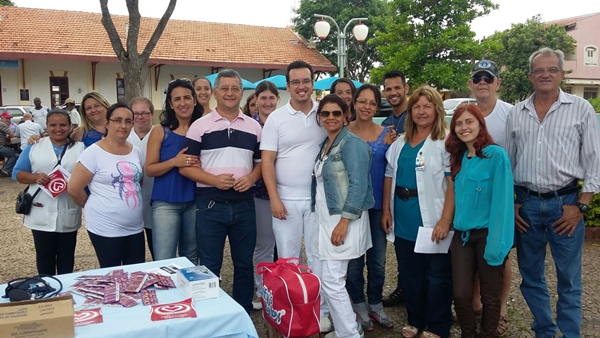 Prefeito Zezinho do Galego e primeira-dama Maísa, com os profissionais da Saúde que trabalharam no
