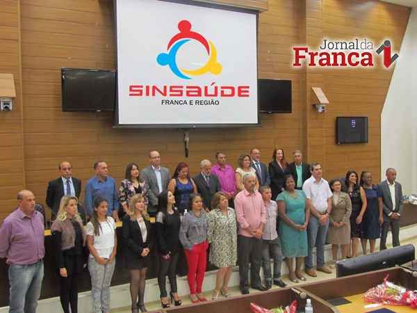 Autoridades e os homenageados na foto oficial do evento de quinta-feira
