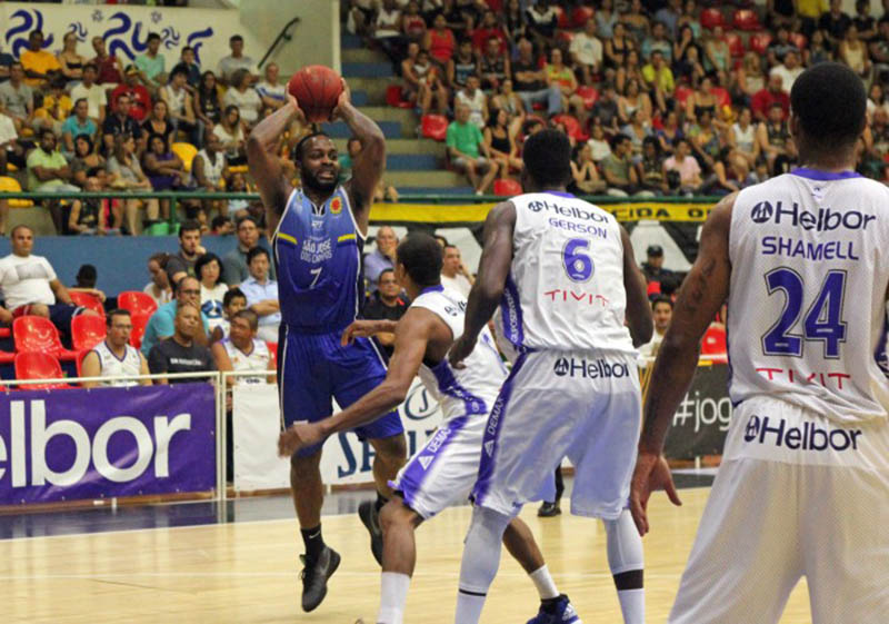 Norte-americano Scott Rodgers fez 21 pontos no jogo (foto: Antônio Penedo)