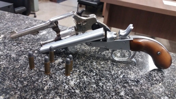 Armas apreendidas com o suspeito, no Parque Dom Pedro.