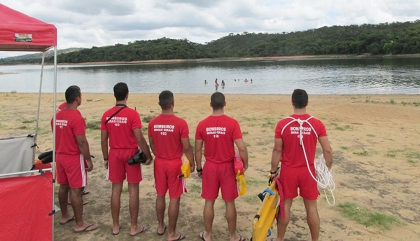 Bombeiros atuando em represa na região de Delfinópolis (Foto Governo MG)