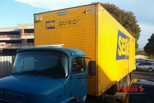 Caminhão tinha sido comprado em leilão e ainda usava selo dos Correios