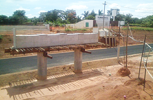 Pontilhão com obra parada no trevo de acesso da Portinari para Ribeirão Corrente