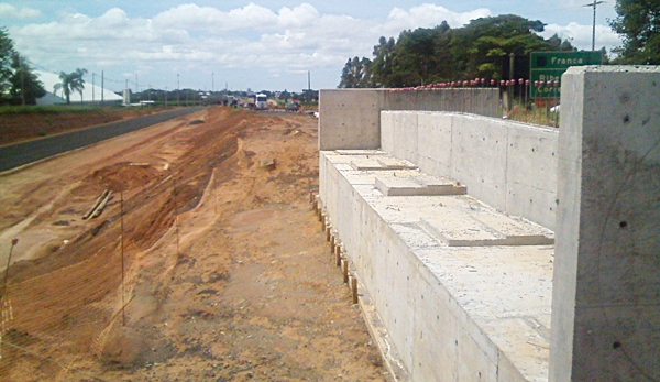 Obra do pontilhão da Portinari para o acesso a Ribeirão Corrente está parada há várias semanas