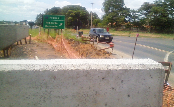 Pontilhão do acesso para Ribeirão Corrente também parado e mal sinalizado