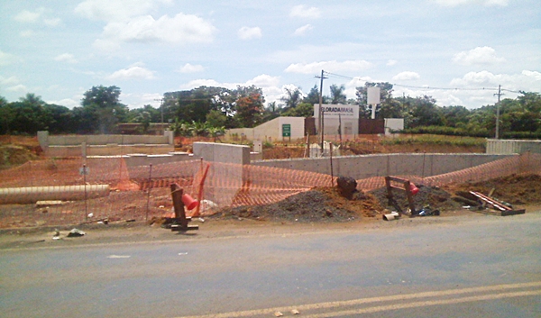 Pontilhão do acesso para Ribeirão Corrente também parado e mal sinalizado
