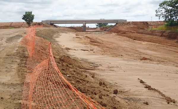 Obra parada no trevo e pontilhão da Portinari para Jeriquara, no km 421