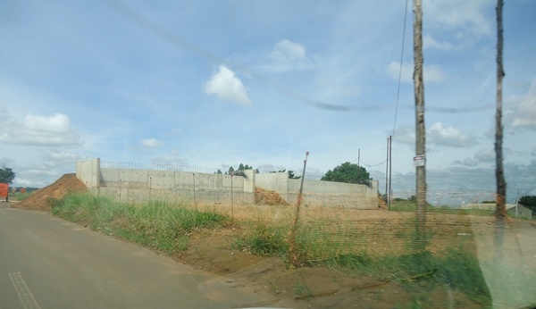 Pontilhão com obra parada no acesso da Portinari para a Estrada de Águas Quentes, em Cristais Paulista