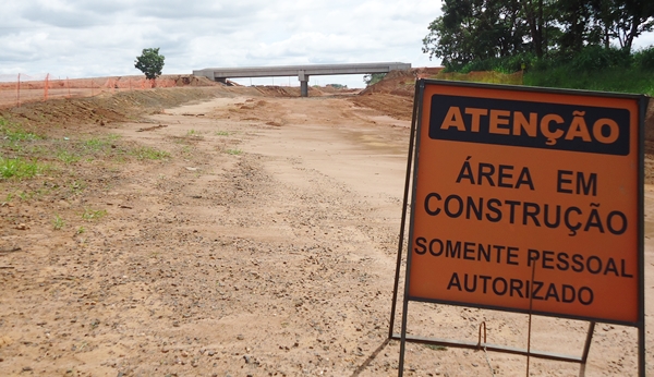 Sinal de alerta: obra parada no trevo de acesso da Portinari para a estrada que leva a Jeriquara (Fotos HR Multimídia)