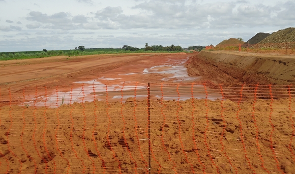 Obra de terraplenagem no trevo do 
