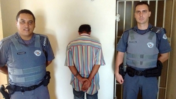 Os soldados Feliciano e Araújo,com o acusado preso na sede da PM em Rifaina