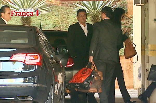 Pablo (de frente) ao chegar para o julgamento