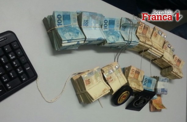 Foto de divulgação da Polícia Civil mostra dinheiro recuperado nesta sexta-feira