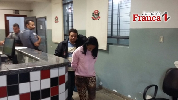 Garota suspeita chega ao Plantão conduzida por policial civil