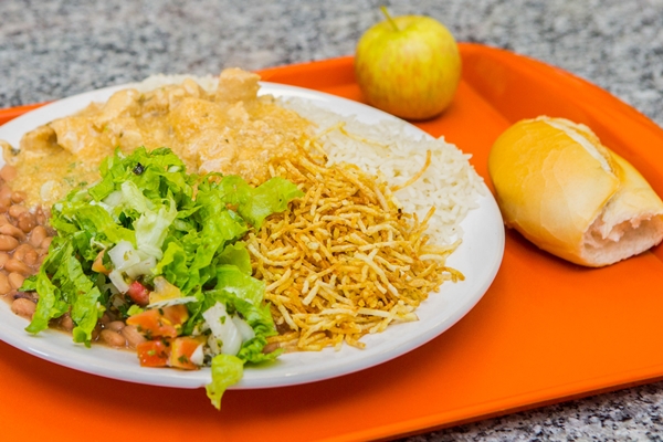 O almoço é composto de arroz, feijão, prato principal, guarnição, salada, sobremesa e suco (Foto Du Amorim)