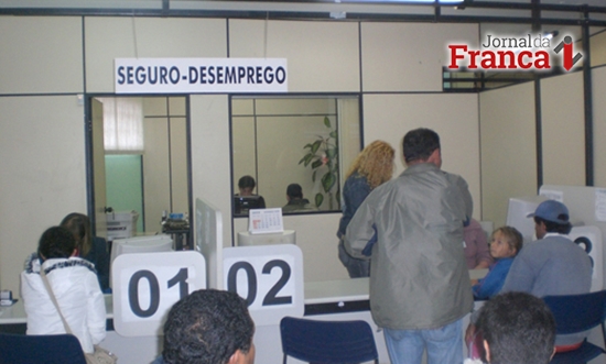 Fila do seguro-desemprego em Franca virou rotina para trabalhadores
