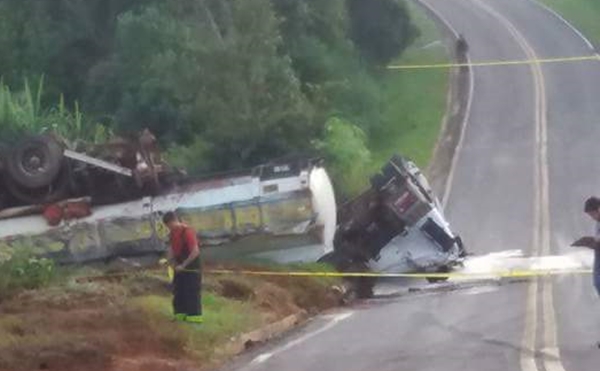 Caminhão capotou na manhã de quinta-feira na rodovia que liga Cássia a Delfinópolis