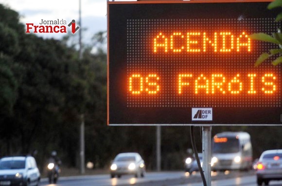 Uso de faróis já é fiscalizado desde ontem (8) com multa de R$ 85