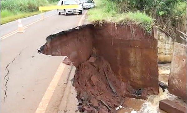Desmoronamento da encosta atingiu ponte no km 16 (Foto Circuito Regional)