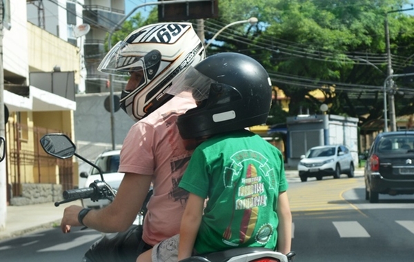 Também há regras para crianças em motos (Arquivo JF)