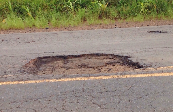 Dois problemas em um: na pista buraco, fora dela, mato (Foto Circuito Regional)