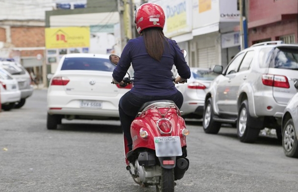 Com o emplacamento, também veio a cobrança pela habilitação e do uso do capacete (Foto Arquivo JF)
