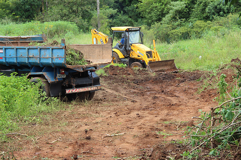 Máquina trabalha na retirada de terra contaminada depois do capotamento (Fotos Circuito Regional)