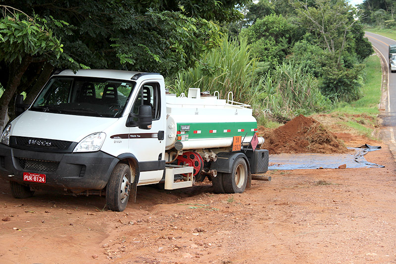Material que estava na superfície foi colocado em caminhão tanque