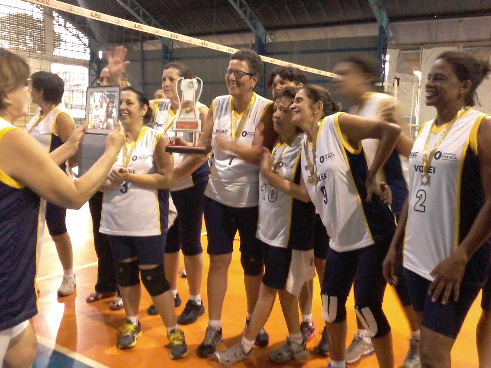 Equipe feminina de vôlei adaptado dos 50 comemora o troféu (Foto: Prefeitura de Franca)